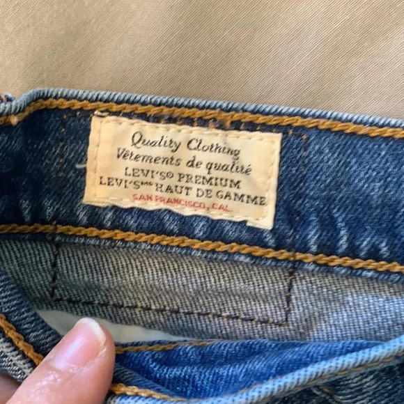 - Levi's  Revolve premium wedgie straight Size 30 Medium Wash "Love Triangle" - Picture 8 of 13